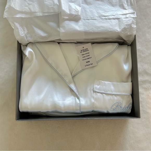 IN BLOOM Bridal Pajama Set - Picture 2 of 15